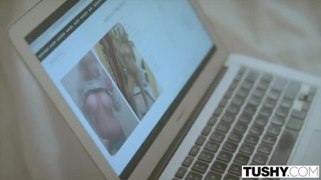 Teen Fingers On Omegle