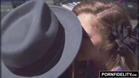 Huge Lips Dildo Suck